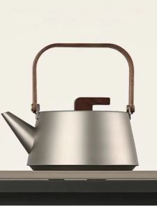 Pure Titanium Tea Kettle 99.9% Titanium Metal Teapot with Wooden Handle Camping Boiling Water Kettle Healthy Tea Infuser 1L