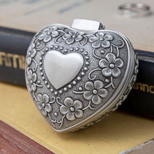 DRESSPLUS Vintage Flower Metal Jewelry Box Dustproof Heart Shaped Ring Trinket Storage Exquisite Retro Ring Bracelet Organizer Christmas Gift