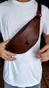 กระเป๋าหนังคาดอก