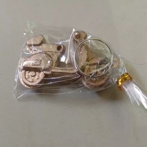 sultan souvenir..Souvenir pernikahan gantungan kunci VESPA emas SOUVENIR MURAH GANTUNGAN KUNCI UNIK ISI 100 PCS