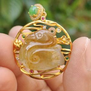 Beautifully designed Rare Yellow Natural Type A Jadeite Jade crafted as Swan set on 18k gold with diamonds certificate weighs 5.36 grams (18kp38)