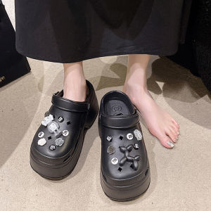 KDAShop รุ่นสุดฮิต รองเท้าแตะหัวโตงานยางแฟชั่น ดีเทลสวยเสริมส้น 3 นิ้ว มีรูใส่ตัวติดและเราแถมให้ฟรีด้วย 1 ชุด มีสีให้เลือก 5 สีชอบก็จัดเลยสินค้าหมดรอนานนะ