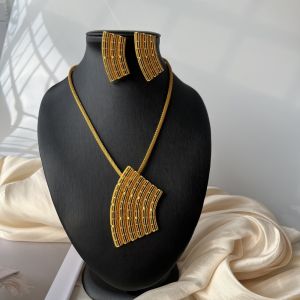 สีรุ้ง 24K ชุดเครื่องประดับทองสองชิ้น สร้อยคอและต่างหูเรขาคณิตบิด