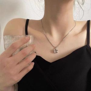 สร้อยคอดอกไม้กลวงประดับเพชรสีชมพูอินเกิลส์คริสตัลจี้เพทายดอกซากุระสายคล้องคอผู้หญิงอัญมณีของขวัญวันวาเลนไทน์