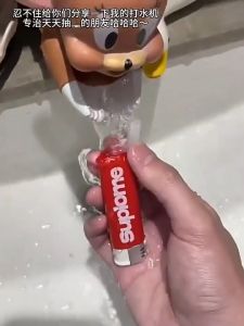 Kids Novelty Lighter-Shaped Water Prank Gadget Trick-or-Treat Party Toy Press-to-Spray Fake Lighter
