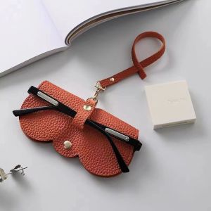 Eyewear Case Fashionable and Portable Women Eyewear Case Good Leather Eyewear Cover Summer Sunglasses Pouch Cute Eyewear Bag with Key Chain PU Leather Soft Bag Eyeglass Case Simple Sunglasses Packaging Boxes