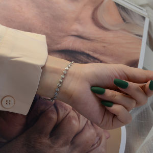 BESFOME Non Tarnish Titanium Steel Fashion Trend Personalized Versatile Embossed Ripples 18k Gold Bracelet For Women