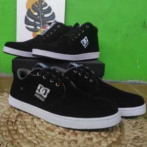 Sneakers Pria Casual: Sepatu Sekolah & Kerja Terbaru