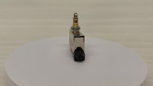 100%ใหม่และเป็นของแท้ D4MC-5020-N D4MC-5040-N Omron สวิตช์จำกัดคุณภาพที่เชื่อถือได้และทนทาน