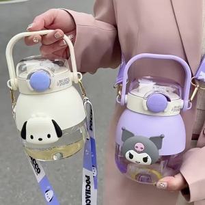 [NNSA]1050ml Cartoon Big Belly Water Bottle My Melody Kuromi Cinnamoroll Pochacco Purin Large Capacity Double Drinking Straw Cup Portable High-value Cute Tritan Kids Kettle 6Y9U4V