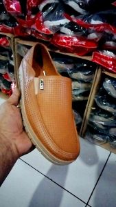 SEPATU KARET ATT..TERBUAT DARI PABRIK ATT...EMPUK DIPAKEK ANTI AIR ..WARNA COKLAT MUDA/HITAM/COKLAT TUA..