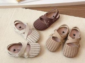 New summer collection of Mary Jane sandals for girls: breathable comfortable to wear non-slip perfect for school and with a retro fashion style.