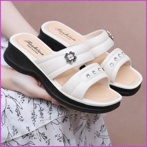 รองเท้าโรมันแบน ก้นหนา รองเท้าชายหาดของผู้หญิง พักผ่อน ก้นแบน จับคู่ สถานการณ์ที่ใช้งานได้ แฟชั่น