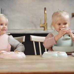 ชุดจาน ช้อน ส้อม และ เเก้วน้ำ BabyBjörn Feeding Set มาใน 4 โทนสีพลาสเทล สีชมพู สีฟ้า สีเขียว และ สีเหลือง แสนน่ารัก