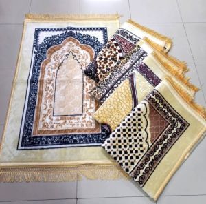 Sajadah Tebal Putih Kream Rumbai Emas Ukuran Jumbo 112x72 cm Memiliki Anti Slip Lantai