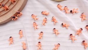 101 Pcs Baby Shower Game Set Include 1 Paperboard Hunt Sign 100Plastic Babies Tabletop Sign Tiny Babies Funny Baby Shower Prizes for Gender Reveal Party Favors