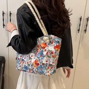 กระเป๋าสะพายไหล่มีสไตล์สำหรับผู้หญิงกระเป๋าถือที่กว้างขวางกระเป๋าใต้วงแขนลายดอกไม้ค้นหา Comfort และสไตล์ในชุดของใช้ประจำวันสำหรับไปเที่ยว