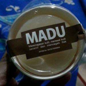 SABUN MADU HONEY ADUZZE HERBAL SOAP BPOM PENCERAH PENGHILANG FLEK KULIT WAJAH DAN BADAN FACE WASH - Meremajakan Kulit, Cocok untuk Kulit Sensitif - Coco Nucifera Oil, Glycerin, Aqua