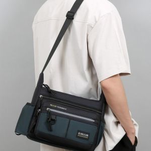 IU MISS กระเป๋าข้าง กระเป๋าสะพายข้างผู้ชาย ความจุขนาดใหญ่ ผ้าอ็อกซ์ฟอร์ด กระเป๋าสะพายธุรกิจ แบบสบายๆ พร้อมแถบสะท้อนแสง กระเป๋าคาดข้างผู้ชาย กระเป๋าเดินทางถ้วยน้ำ