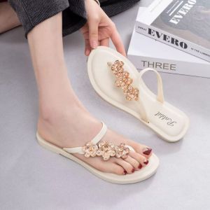 2026 New Korean Style Women Flip Flops Elegant Gold Flower Rhinestone Sandals Non Slip Waterproof Flat Casual Summer 070523
