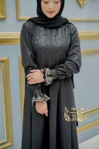 Gamis Embos Wolfis Hitam Lengan Bunga
