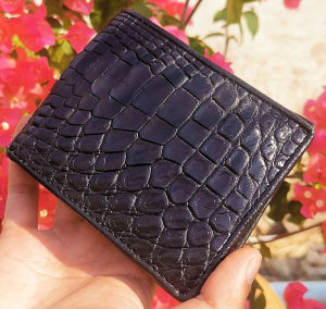 สำหรับเอกบุรุษและเอกสตรี ผู้มาตร์มั่น ชอบใช้กระเป๋าสตางค์หนังจระเข้แท้