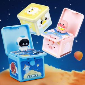 THANKSKY สร้างสรรค์และสร้างสรรค์ พวงกุญแจกล่องป๊อปอัพพับได้ ประณีตประณีตประณีต ตลกๆ จี้กระเป๋าการ์ตูน น่ารักน่ารักๆ นักบินอวกาศและนักบินอวกาศ พวงกุญแจที่สร้างสรรค์ ของขวัญเล็กๆ