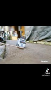 Mainan miniatur truk oleng tawakal