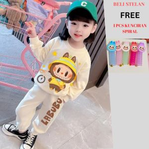 ( FREE 1 PCS KUNCIRAN SPIRAL ) SETELAN ANAK PEREMPUAN MOTIF KARAKTER LABUBU BAHAN BABYTERRY USIA 1-5 TAHUN//SETELAN SWETER ANAK TERBARU//SETELAN BAJU ANAK