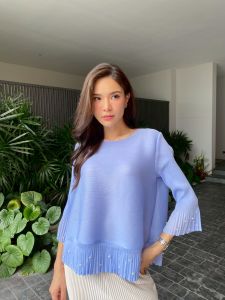 เสื้อคอกลม แขน 5 ส่วน แพทเทิร์นสวยเกร๋ ด้วยการตัดขอบ ช่วงเอว บวกกับประดับมุก แน่นๆ ขอบแขน และ รอบเอว ⚪️⚪️ ส่งให้เสื้อดูสวยมาก แบบมว้ากก ไฮโซววววว 👑 สุดๆๆ  เนื้อผ้าพลีท เนื้อนุ่มเด้ง  งานจริง สวยมว้ากกกกก‼️ เรียบหรู ใส่ไปออกงาน เริสๆ  ถูกใจแน่นอนคร่าา ❤️❤