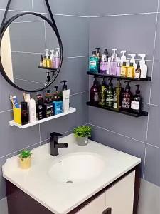 AE Kệ đựng đồ nhà tắm gấp gọn giá đựng mỹ phẩm và chai lọ trong nhà vệ sinh kệ treo tường không cần khoan cho bồn rửa mặt và nhà vệ sinh.
