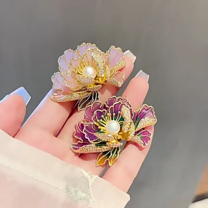 Elegant Peony Brooch Pin for Women with Realistic Designs and Pearls Detail Ornament for Enhancing Your Wardrobe