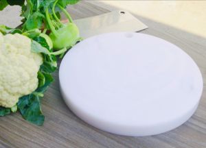 thớt nhựa cao cấpthớt tròn đường kính 30 dày 3cm có quai xách dùng cho gia đình nhà hàng khách sạn chất liêu nhưa PE nguyên khối cao cấp
