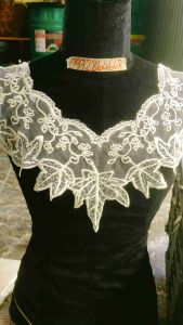 Ren cổ trắng may lên áo váy đầm