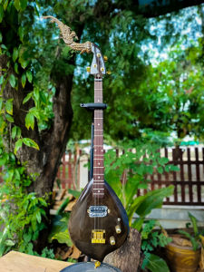 พิณไฟฟ้าไม้มะเกลือ ทรงหยดน้ำเคลือบเงาสวยงาม 3 สาย 15 เฟรต ฟิงเกอร์บอร์ดแต้ดำ 1 PU แบบฮัมบัคกิ้งคุณภาพสูง อะไหล่ชุดสีทอง