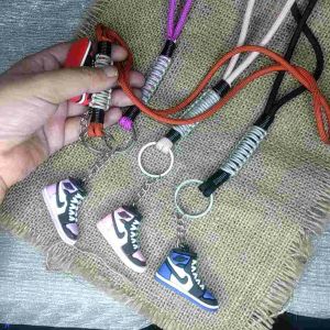 Gantungan Kunci Motor Tali Panjang Sneakers