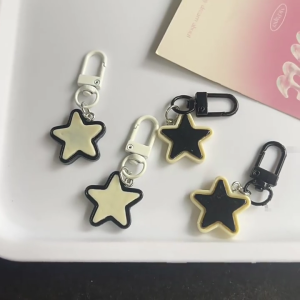 Sturdy Resin Star Keychain Retro Black And White Design For Keys Backpacks Or Phone Decors Lightweight Fashionable Friendship Gift