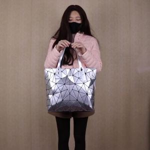 Túi tote thời trang với họa tiết kim cương hình học mới PU Túi xách nữ cỡ lớn sáng bóng đa năng có thể gấp gọn và biến đổi thành túi đeo vai.