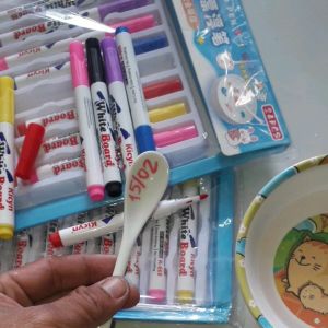 8 cây bút màu ma thuật viết vẽ trên bề mặt bóng nổi trên nước