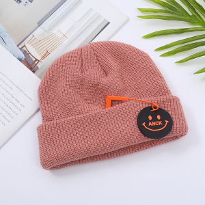 หมวกไหมพรมถักแฟชั่น รุ่นเข็มกลัด พร้อมป้ายรูปยิ้มสวยงาม