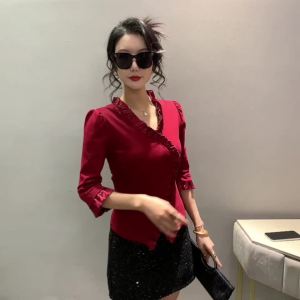 Ammin 2024 Mùa Xuân Thiết Kế Ban Đầu V màu sắc cổ điển Ren Hương Thơm Nhỏ Sang Trọng Năm Quý Tay Áo Thời Trang T-Shirt Phụ Nữ Của xẻ bất đối xứng Thiết Kế Áo Blouse thanh lịch