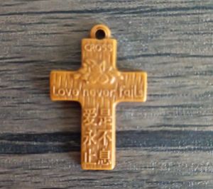 Liontin Rohani Kristen Katolik Salib Polos Coklat Bertuliskan Love Never Fails