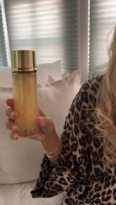 Tinh Chất Vàng Nguyên Chất Cấp Ẩm Chuyên Sâu Giúp Da Căng Bóng Sáng Mịn La Prairie Pure Gold Revitalising Essence 130ml