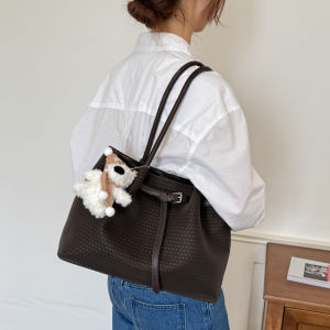 Korean niche womens handbag basket bag 2026 New autumn large-capacity tote bag for commuting shoulder and bag
