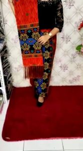 Rok dan Selendang Motif Etnik Baru