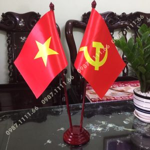 Cờ Để Bàn Làm Việc Đế gỗ cắm 2 cờ Việt Nam - Đảng Chất liệu vải phi bóng in chuyển nhiệt