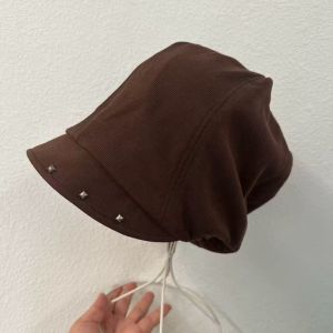 HP7HG Face Framing Slouchy Beret Solid Color Rivet Ornament Studded Beanie Vintage Headwear Soft Fabric Short Brim Hat Autumn Winter