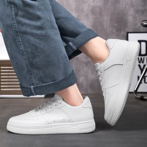 รองเท้าผู้ชายสีขาว รองเท้ากีฬา รองเท้าลำลองสีทึบ ทันสมัยและหลากหลาย ระบายอากาศได้ นุ่ม สบาย