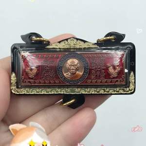 หัวเลสหลวงพ่อพัฒน์ หัวเลสรวยสารพัฒน์นึก หลวงพ่อพัฒน์วัดห้วยด้วน ลงยาแดง มาพร้อมเลี่ยมอคริลิคกันน้ําสีดําติดทอง