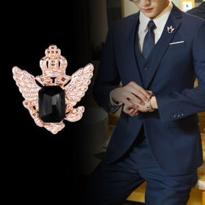 1Pc Fashion Retro Mens Eagle Shaped Brooch Red Blue Black Green Rhinestones Exquisite Domineering Suit Coat Accessories